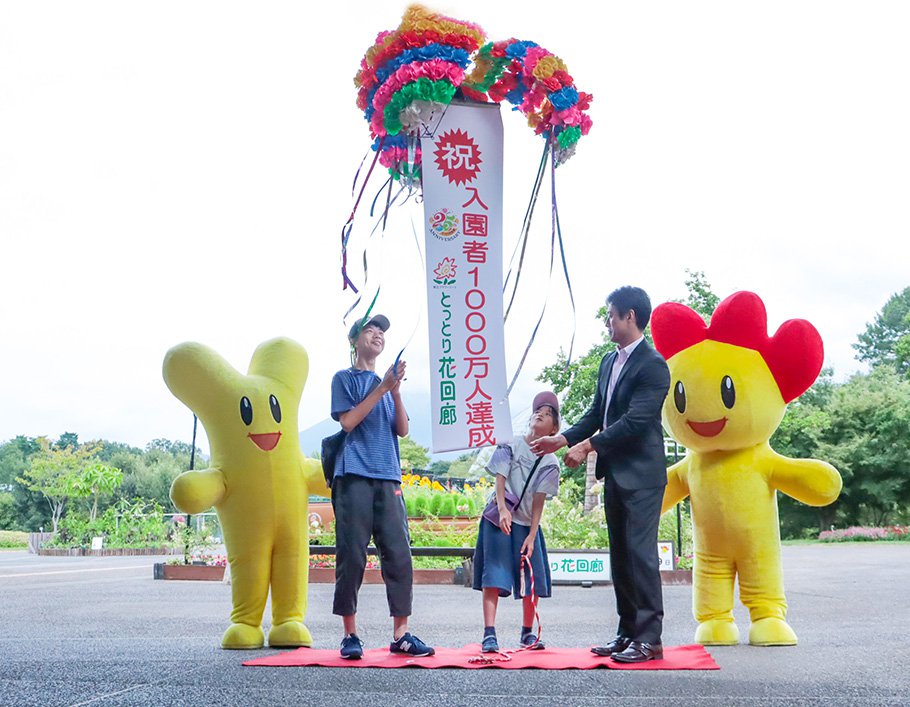 01★1000万人セレモニー・くす玉・西館テラス８月19日（1）.jpg